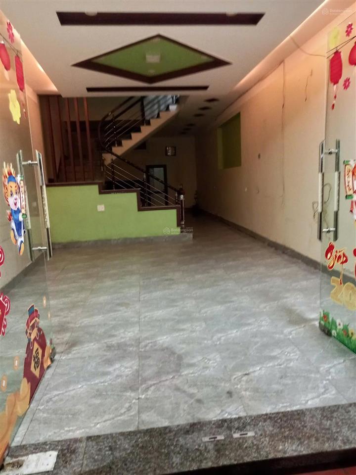 Cho thuê nhà 62m2 x 3 tầng, mặt đường trường chinh gần bến xe mới, vừa ở vừa kinh doanh, 6 triệu/th