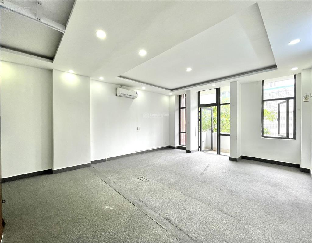 Cho thuê văn phòng 35m2 có ban công, máy lạnh, lối đi riêng biệt. giá chỉ 6.5 triệu/th
