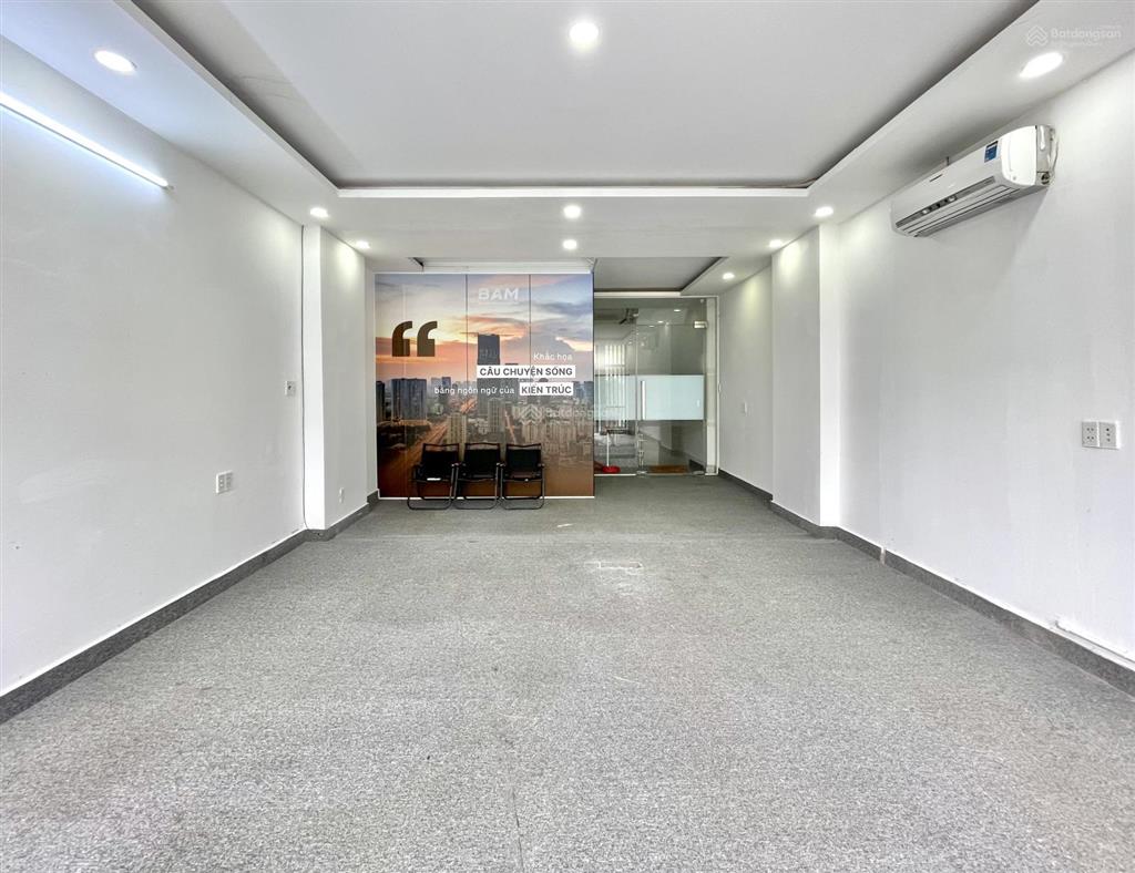 Cho thuê văn phòng 35m2 có ban công, máy lạnh, lối đi riêng biệt. giá chỉ 6.5 triệu/th