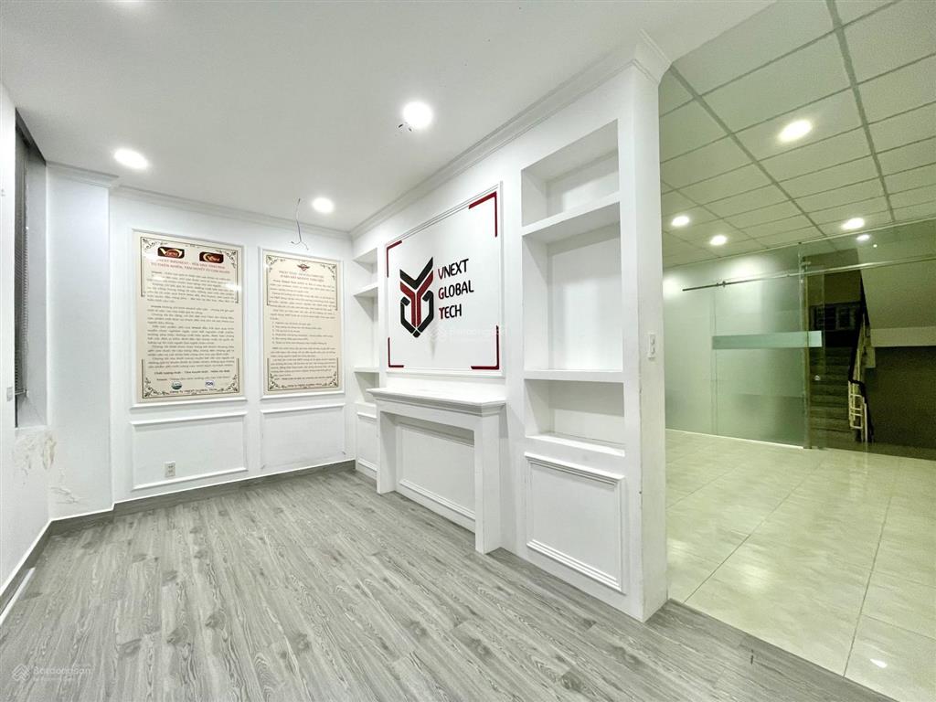 Cho thuê văn phòng 5x12m sàn 50m2, có ban công, view trường học. giá chỉ 8 triệu/tháng