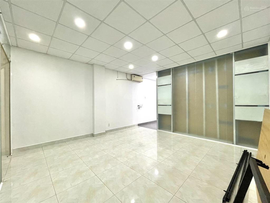 Cho thuê văn phòng 5x12m sàn 50m2, có ban công, view trường học. giá chỉ 8 triệu/tháng