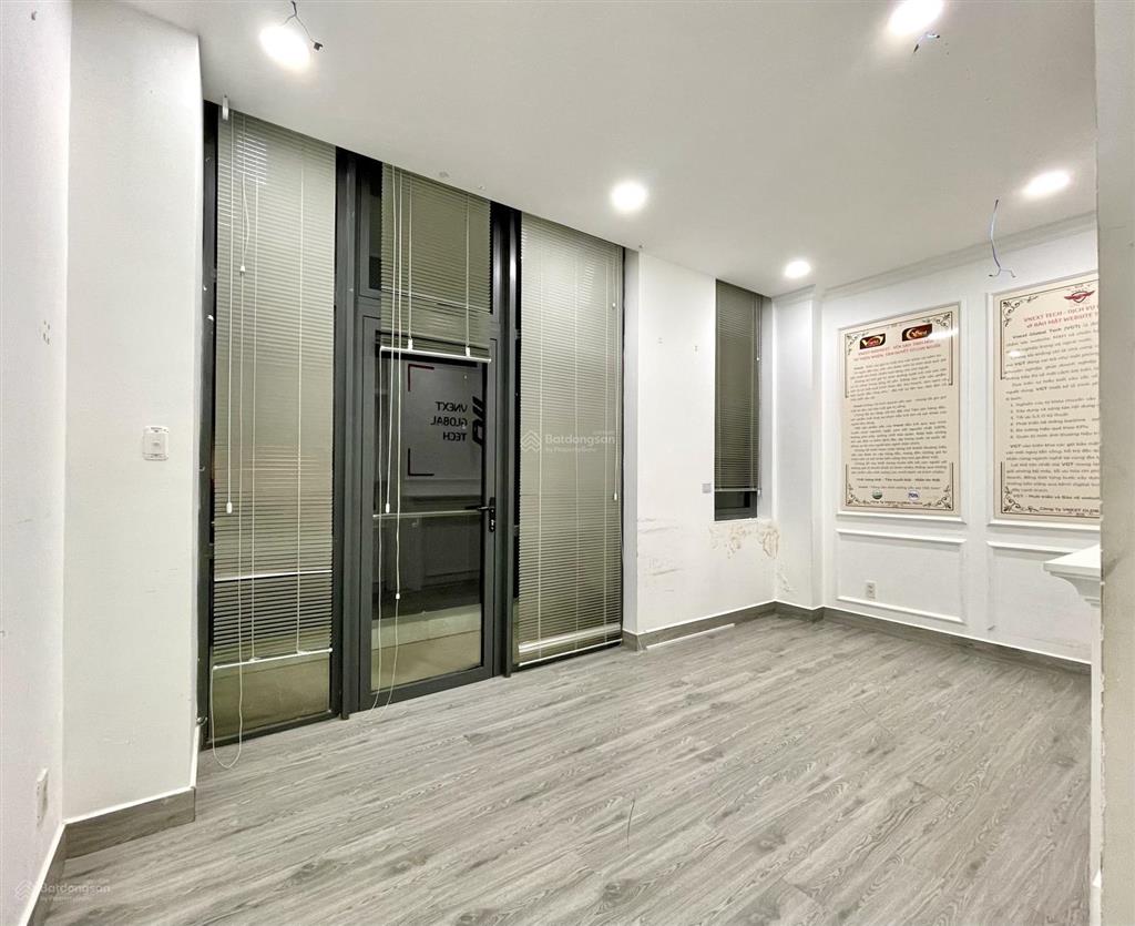 Cho thuê văn phòng 5x12m sàn 50m2, có ban công, view trường học. giá chỉ 8 triệu/tháng