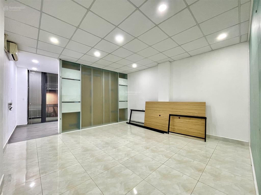 Cho thuê văn phòng 5x12m sàn 50m2, có ban công, view trường học. giá chỉ 8 triệu/tháng