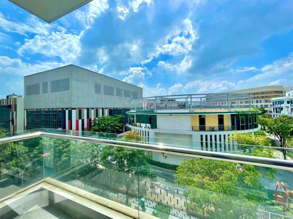 Cho thuê văn phòng 5x12m sàn 50m2, có ban công, view trường học. giá chỉ 8 triệu/tháng