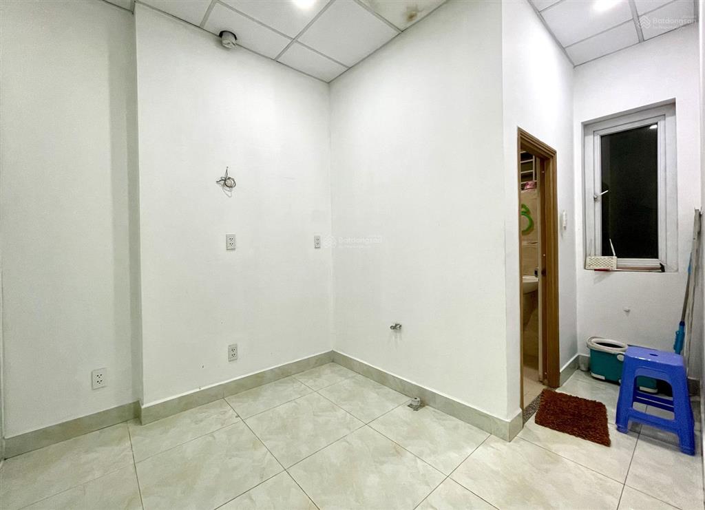 Cho thuê văn phòng 5x12m sàn 50m2, có ban công, view trường học. giá chỉ 8 triệu/tháng
