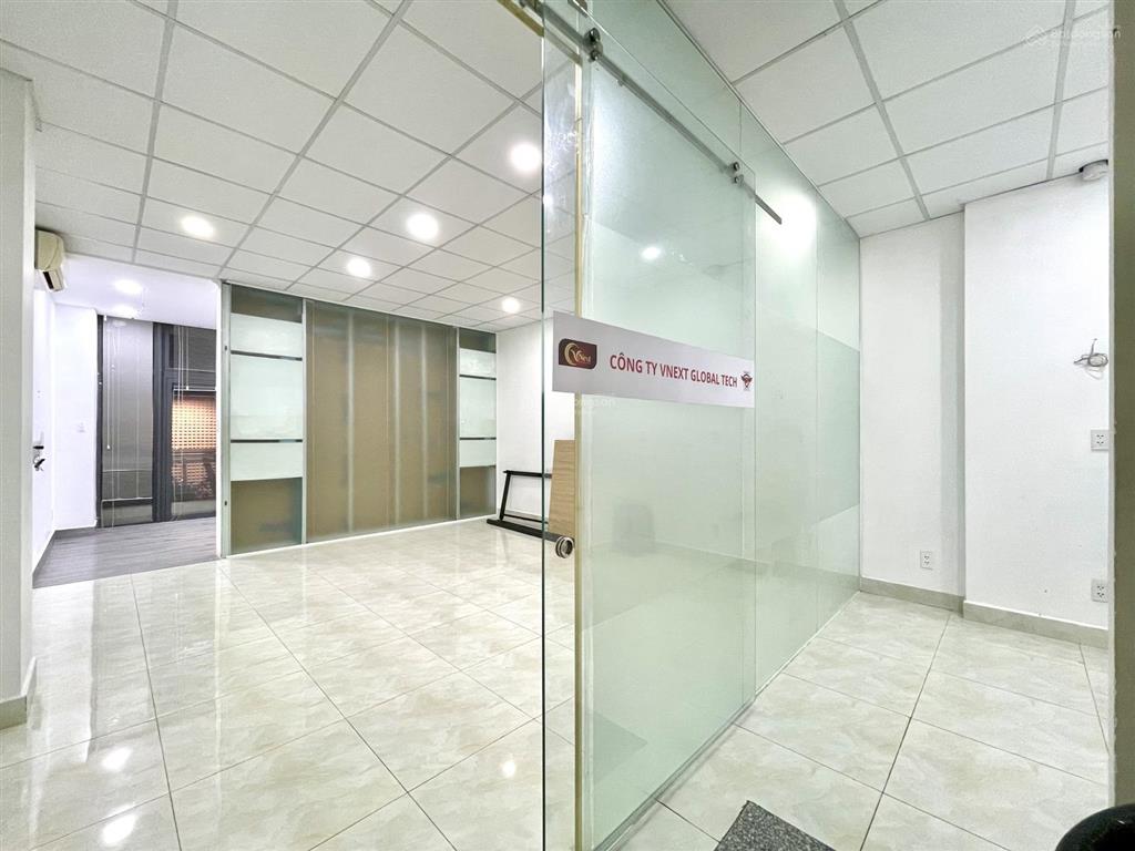 Cho thuê văn phòng 5x12m sàn 50m2, có ban công, view trường học. giá chỉ 8 triệu/tháng