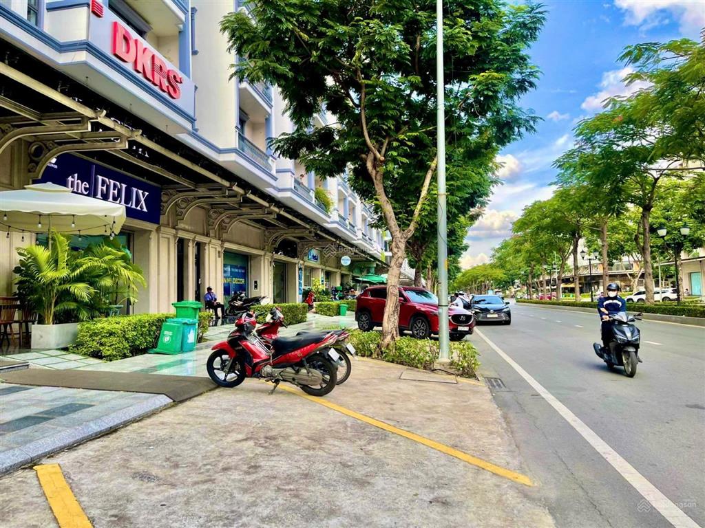 Trệt + lửng nguyễn thị nhung 180m2 giá chỉ 30 triệu/th, lối đi riêng biệt, có hầm xe