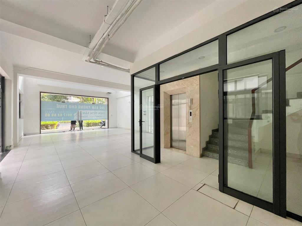 Trệt + lửng nguyễn thị nhung 180m2 giá chỉ 30 triệu/th, lối đi riêng biệt, có hầm xe