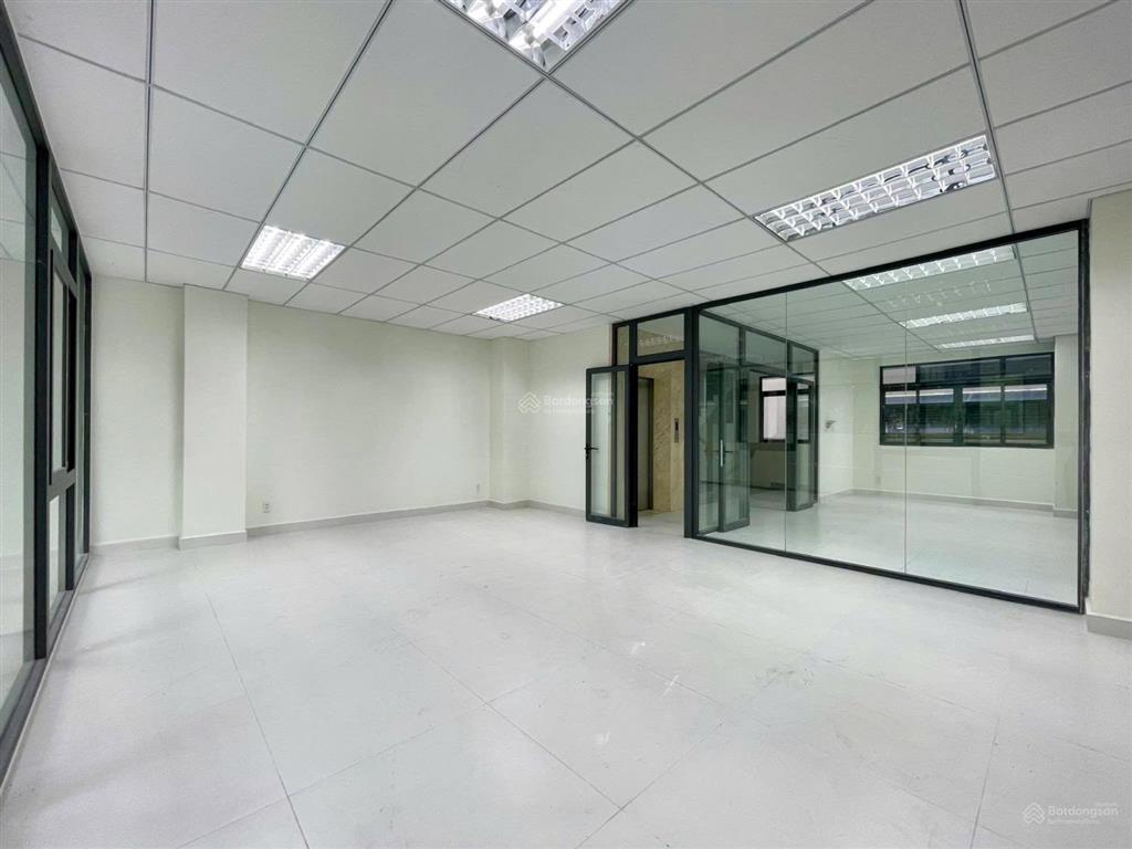 Trệt + lửng nguyễn thị nhung 180m2 giá chỉ 30 triệu/th, lối đi riêng biệt, có hầm xe