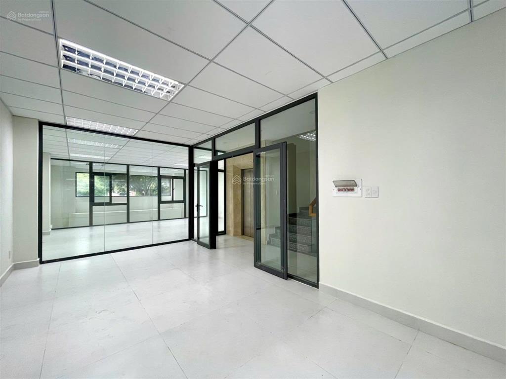 Trệt + lửng nguyễn thị nhung 180m2 giá chỉ 30 triệu/th, lối đi riêng biệt, có hầm xe