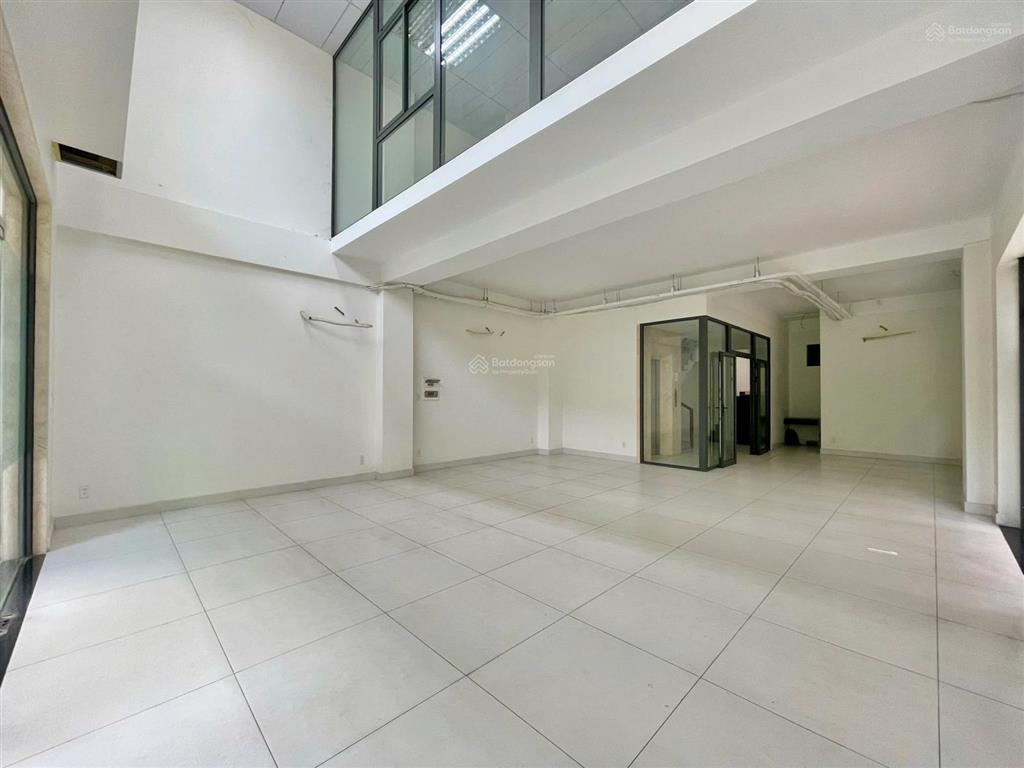 Trệt + lửng nguyễn thị nhung 180m2 giá chỉ 30 triệu/th, lối đi riêng biệt, có hầm xe