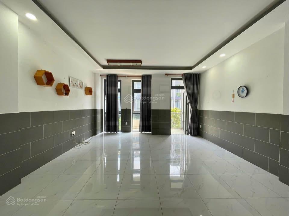 Văn phòng 35m2 có ban công, thang máy, xuất được hoá đơn vat. giá chỉ 7.5 triệu/th