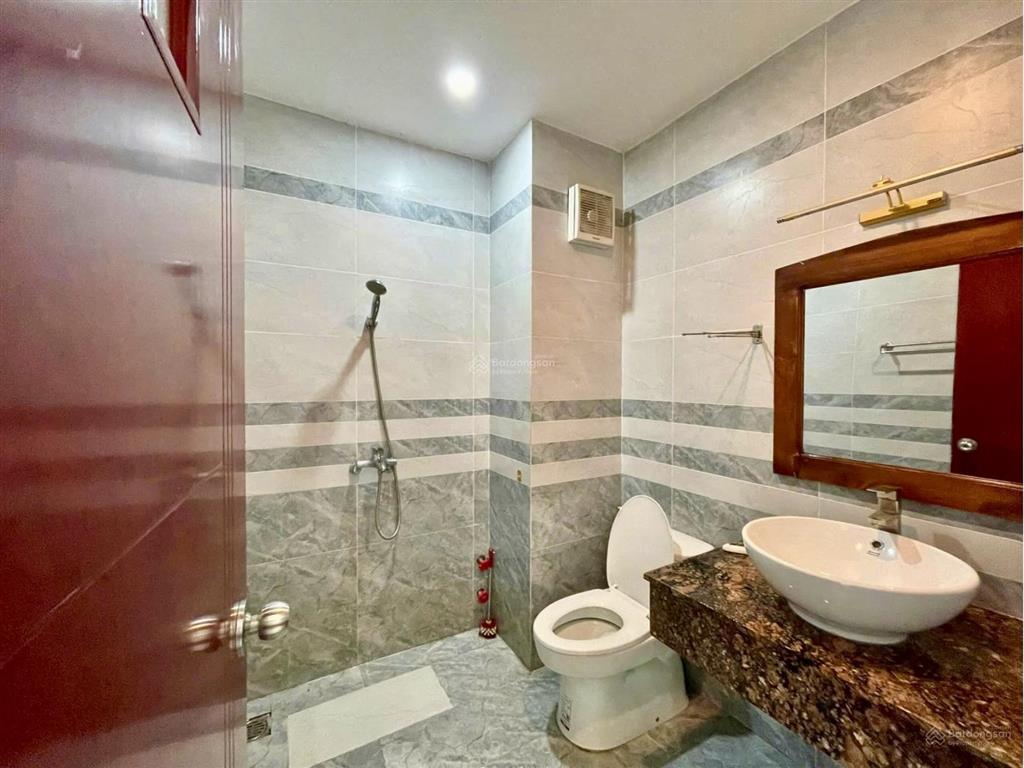 Văn phòng 35m2 có ban công, thang máy, xuất được hoá đơn vat. giá chỉ 7.5 triệu/th