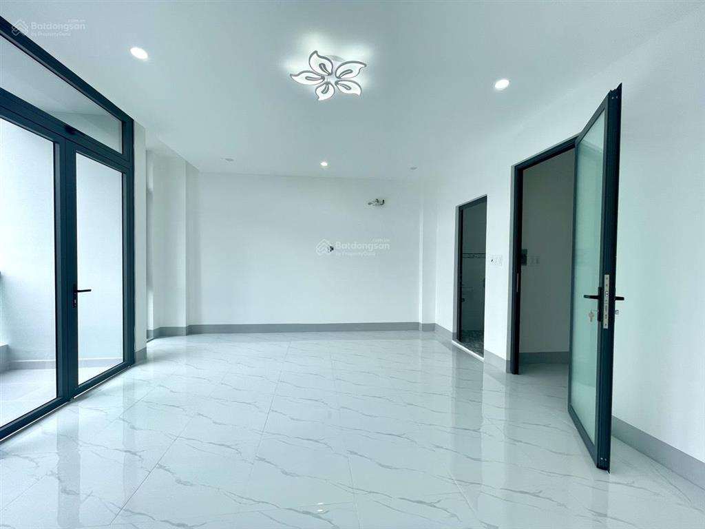 Nguyên căn 6x20m (hầm + 4 tầng) đường lớn 25m nhà mới 100%, full máy lạnh. giá 40 triệu.