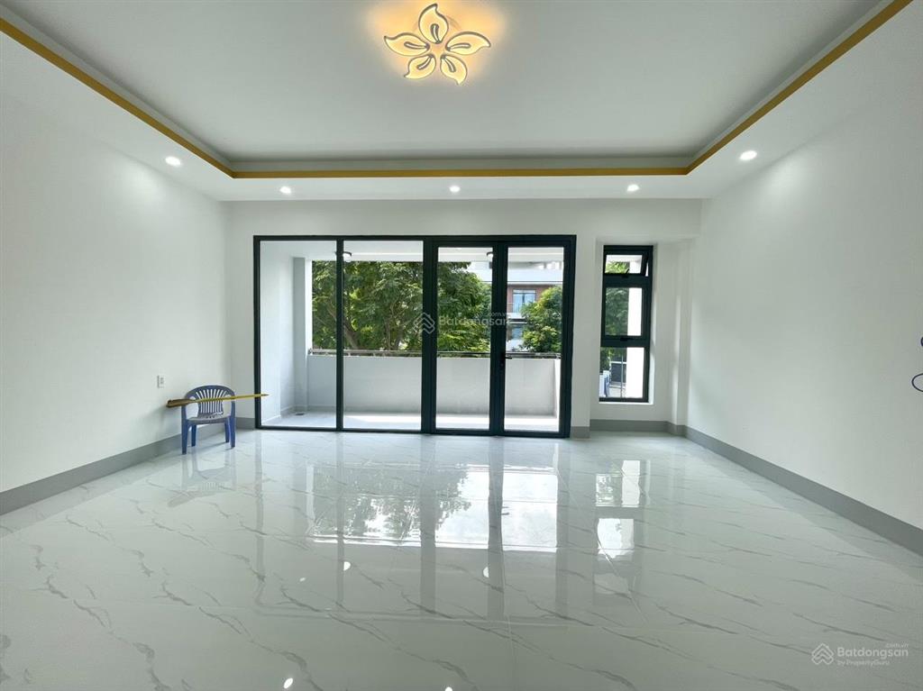 Nguyên căn 6x20m (hầm + 4 tầng) đường lớn 25m nhà mới 100%, full máy lạnh. giá 40 triệu.