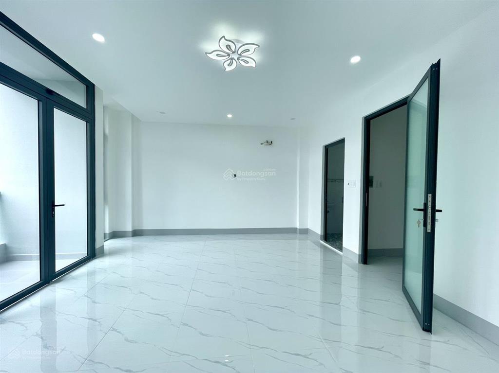 Nguyên căn 6x20m (hầm + 4 tầng) đường lớn 25m nhà mới 100%, full máy lạnh. giá 40 triệu.