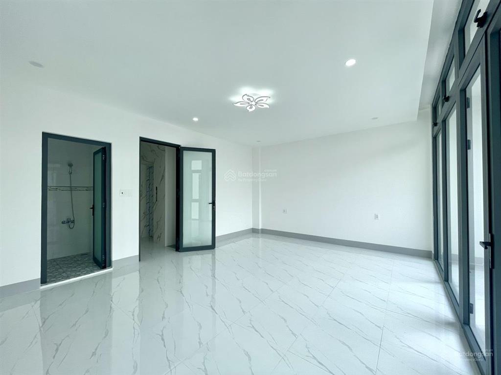 Nguyên căn 6x20m (hầm + 4 tầng) đường lớn 25m nhà mới 100%, full máy lạnh. giá 40 triệu.