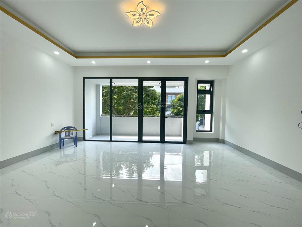 Nguyên căn 6x20m (hầm + 4 tầng) đường lớn 25m nhà mới 100%, full máy lạnh. giá 40 triệu.