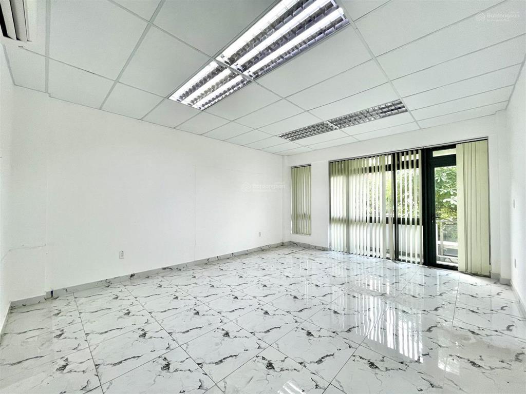 Văn phòng 35m2 có ban công, thang máy. giá chỉ 7.5 triệu/th