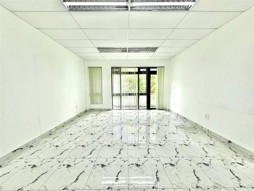 Văn phòng 35m2 có ban công, thang máy. giá chỉ 7.5 triệu/th