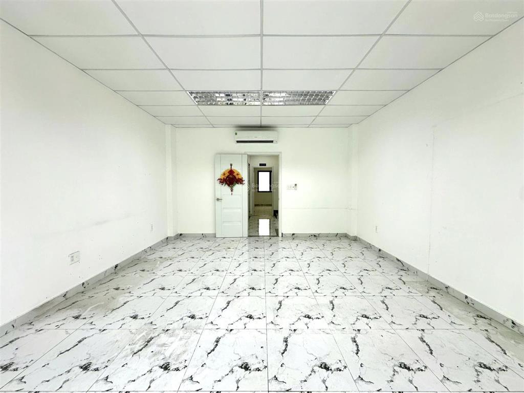 Văn phòng 35m2 có ban công, thang máy. giá chỉ 7.5 triệu/th