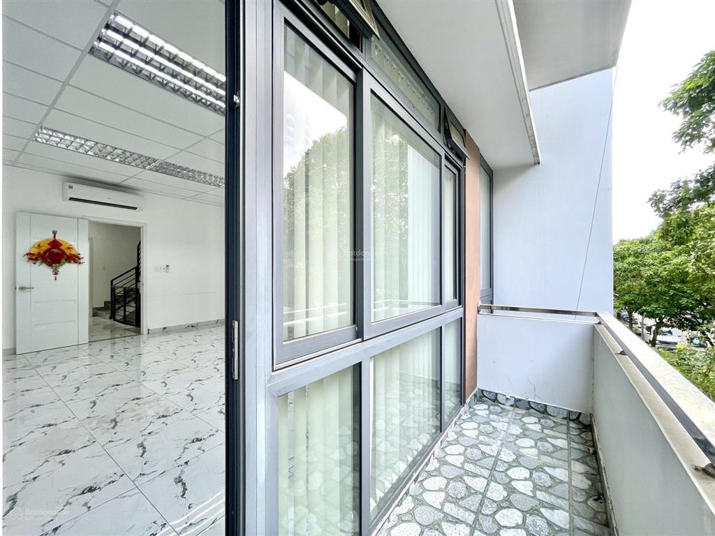 Văn phòng 35m2 có ban công, thang máy. giá chỉ 7.5 triệu/th