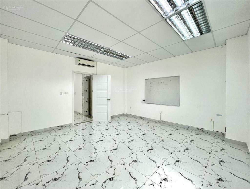 Văn phòng 25m2 có thang máy tại vạn phúc city. giá chỉ 5.5 triệu/th
