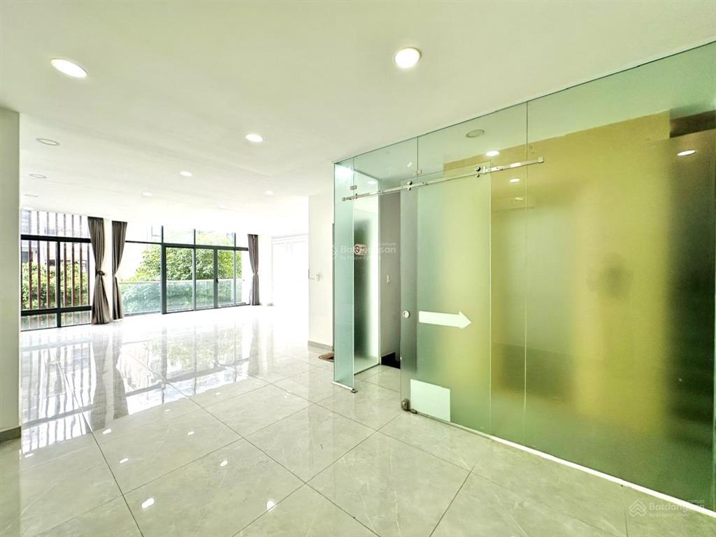 Tòa nhà văn phòng  cho thuê tầng 2  7x12m sàn, có thang máy, hầm xe chỉ 11 tr/th  kđt vạn phúc