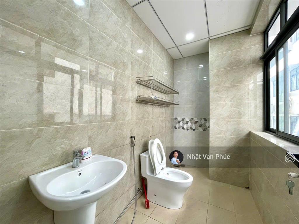 Văn phòng 7x17m sàn ngăn 02 phòng giá chỉ 13.5 triệu/th, có thang máy, máy lạnh, hầm để xe