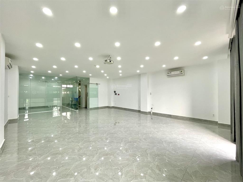 Văn phòng 7x17m sàn ngăn 02 phòng giá chỉ 13.5 triệu/th, có thang máy, máy lạnh, hầm để xe