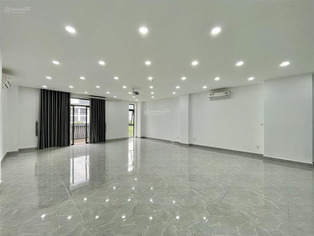 Văn phòng 7x17m sàn ngăn 02 phòng giá chỉ 13.5 triệu/th, có thang máy, máy lạnh, hầm để xe