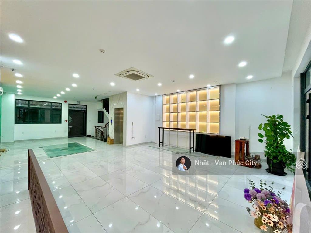 Tầng trệt 7x20m đối diện công viên coffee, có thang máy, máy lạnh, hầm để xe, giờ giấc thoải mái