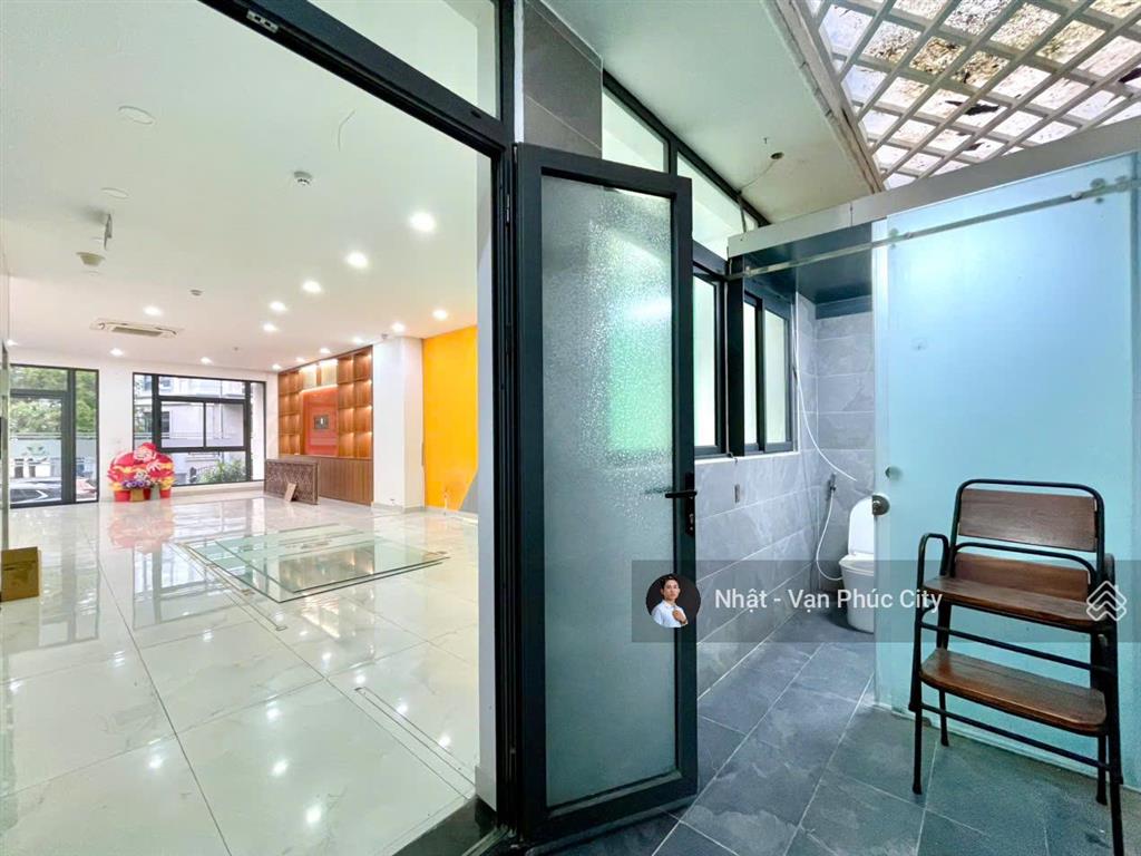 Tầng trệt 7x20m đối diện công viên coffee, có thang máy, máy lạnh, hầm để xe, giờ giấc thoải mái