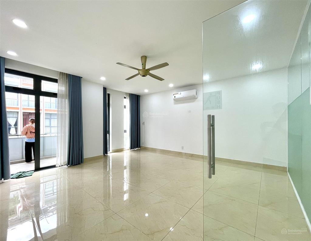 Tòa nhà văn phòng  cho thuê tầng 2  6x12m sàn, có thang máy, hầm xe chỉ 10 tr/th  kđt vạn phúc
