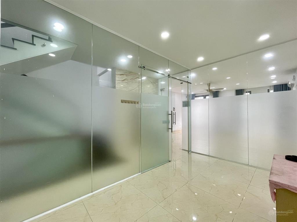 Tòa nhà văn phòng  cho thuê tầng 2  6x12m sàn, có thang máy, hầm xe chỉ 10 tr/th  kđt vạn phúc