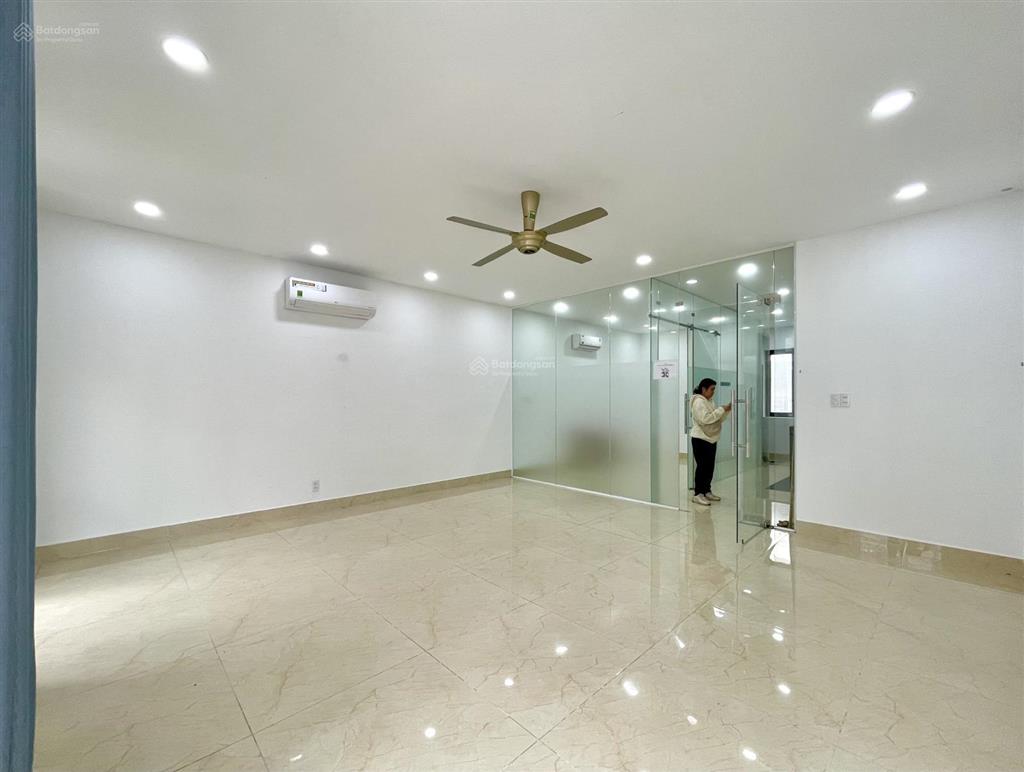 Tòa nhà văn phòng  cho thuê tầng 2  6x12m sàn, có thang máy, hầm xe chỉ 10 tr/th  kđt vạn phúc