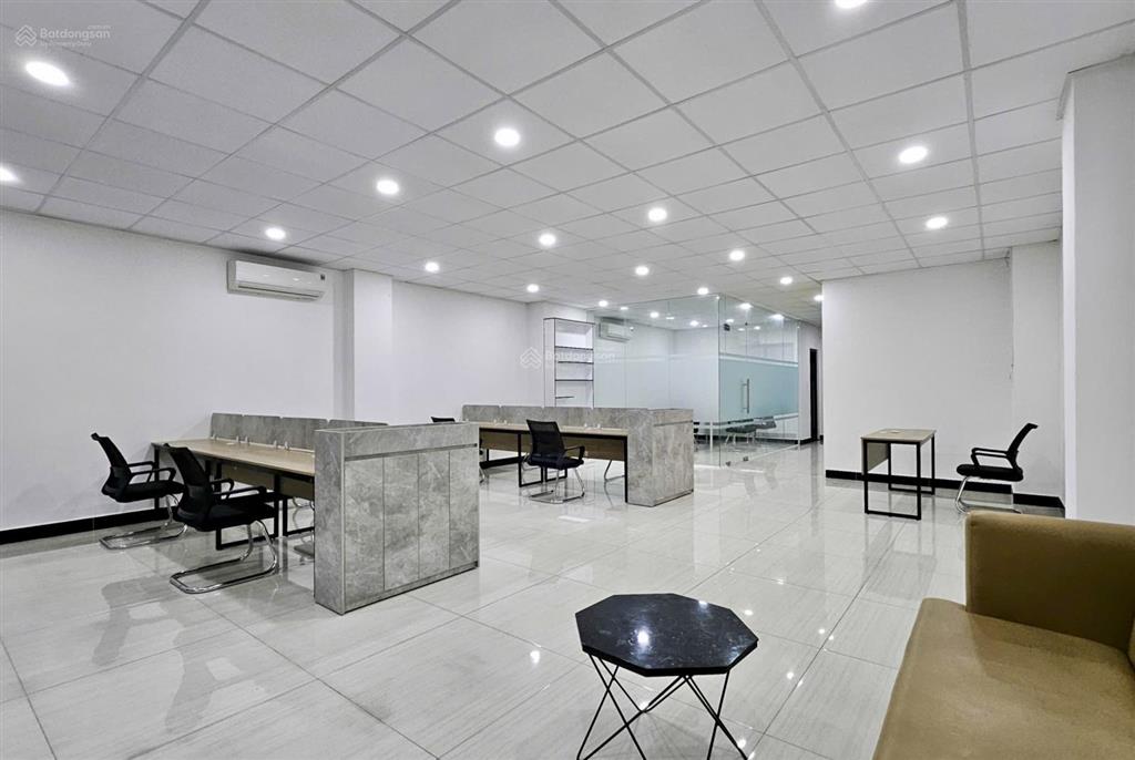 Văn phòng 7x15m full nội thất, ngăn 02 phòng giá chỉ 15 triệu, có thang máy, máy lạnh, xuất vat