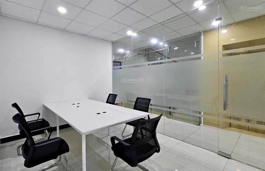 Văn phòng 7x15m full nội thất, ngăn 02 phòng giá chỉ 15 triệu, có thang máy, máy lạnh, xuất vat