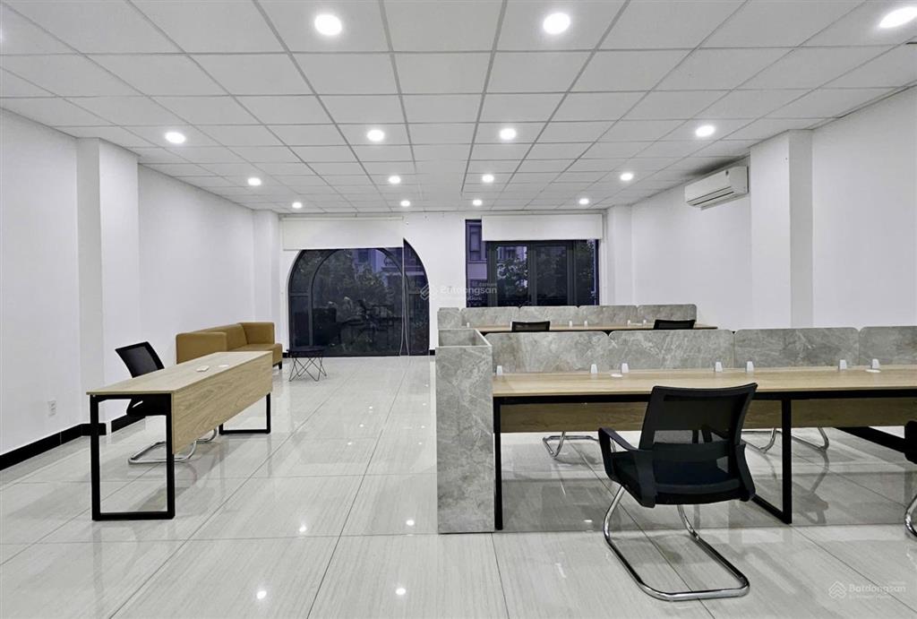 Văn phòng 7x15m full nội thất, ngăn 02 phòng giá chỉ 15 triệu, có thang máy, máy lạnh, xuất vat