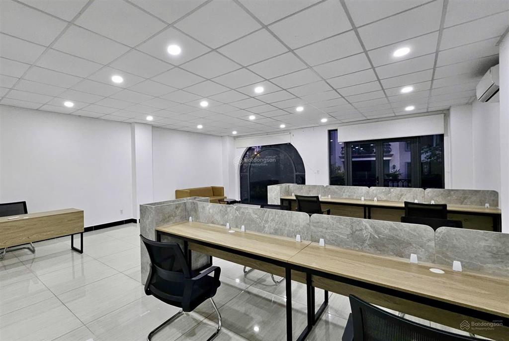 Văn phòng 7x15m full nội thất, ngăn 02 phòng giá chỉ 15 triệu, có thang máy, máy lạnh, xuất vat