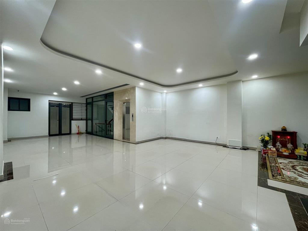 Trệt + lầu ngang 7m 180m2 có thang máy, máy lạnh, hầm để xe giá tốt chỉ 28 triệu
