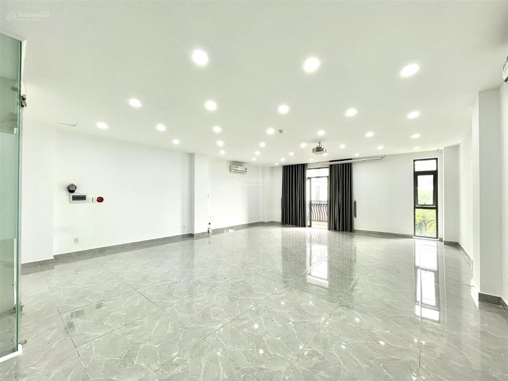 Trệt + lầu ngang 7m 180m2 có thang máy, máy lạnh, hầm để xe giá tốt chỉ 28 triệu