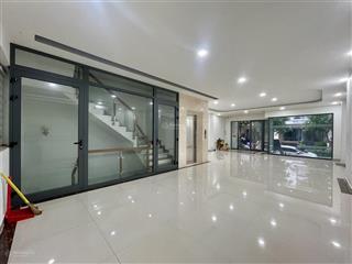 Trệt + lầu ngang 7m 180m2 có thang máy, máy lạnh, hầm để xe giá tốt chỉ 28 triệu