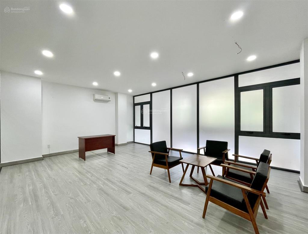 Văn phòng 35m2 có máy lạnh, đường lớn shophouse nguyễn thị nhung. giá chỉ 6,5 triệu