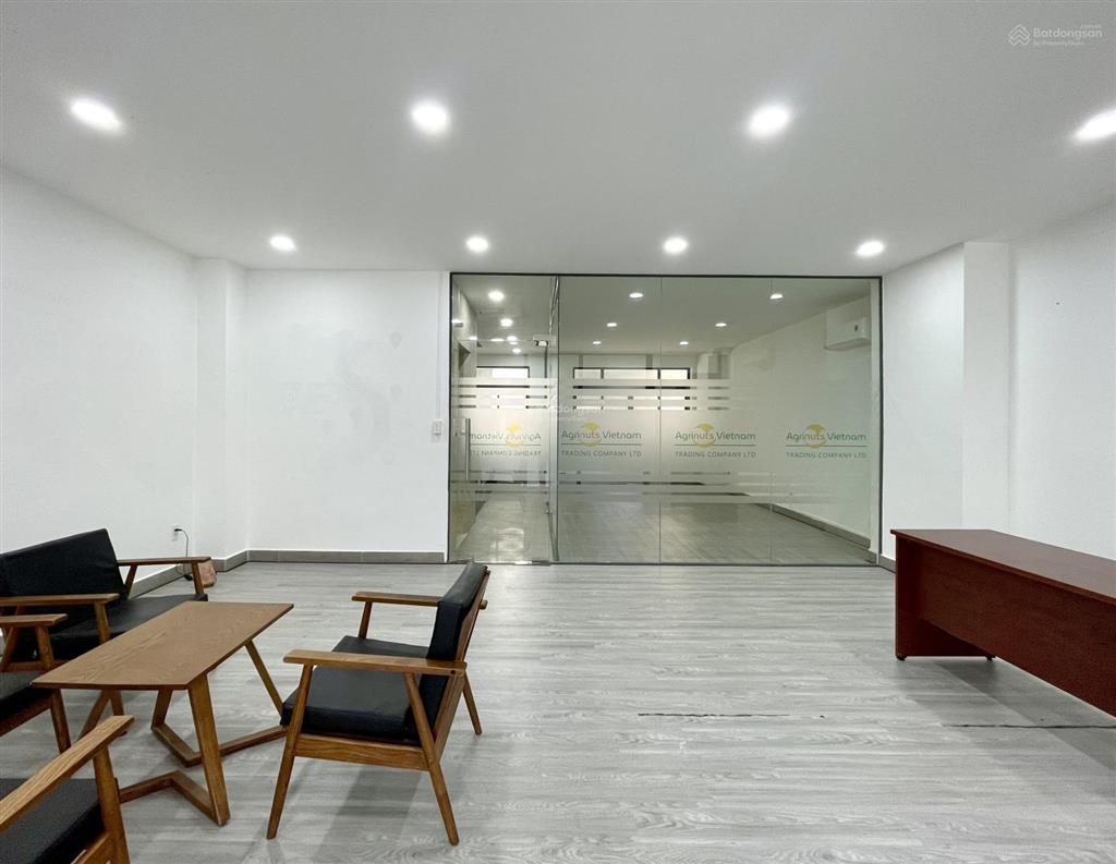 Văn phòng 35m2 có máy lạnh, đường lớn shophouse nguyễn thị nhung. giá chỉ 6,5 triệu