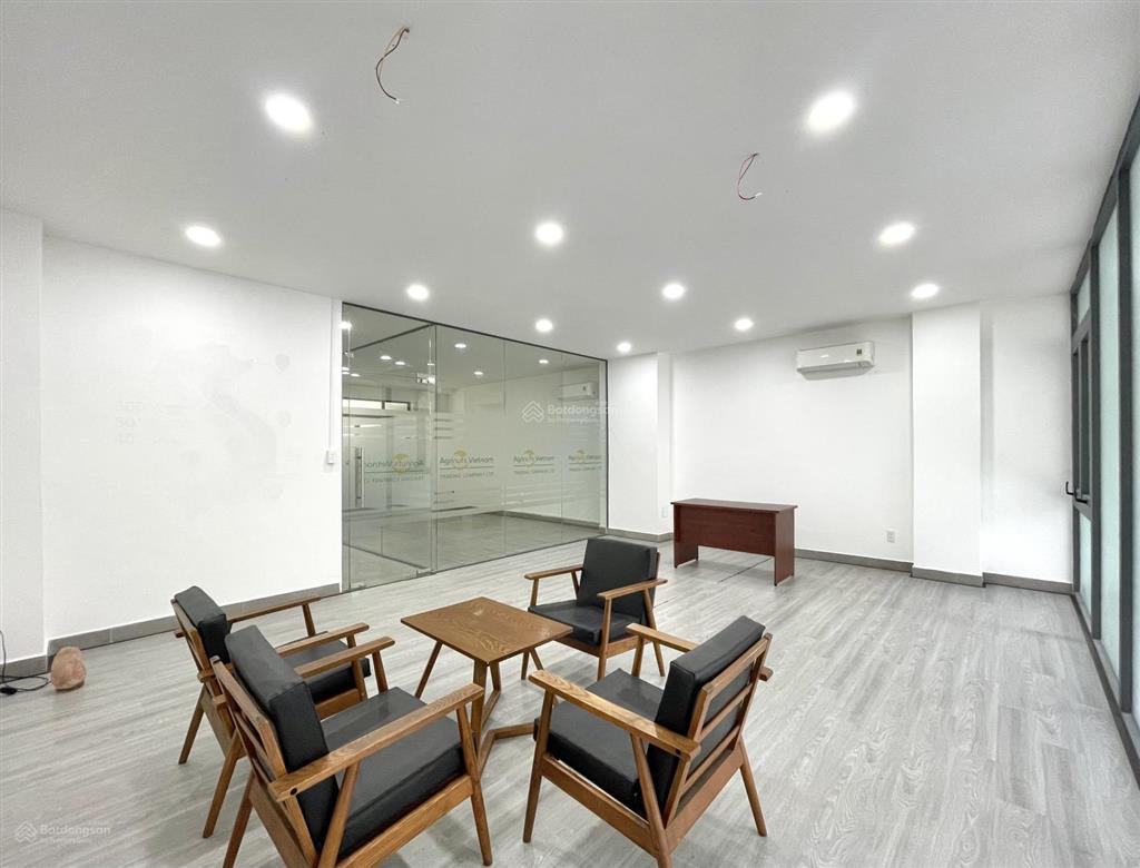Văn phòng 35m2 có máy lạnh, đường lớn shophouse nguyễn thị nhung. giá chỉ 6,5 triệu