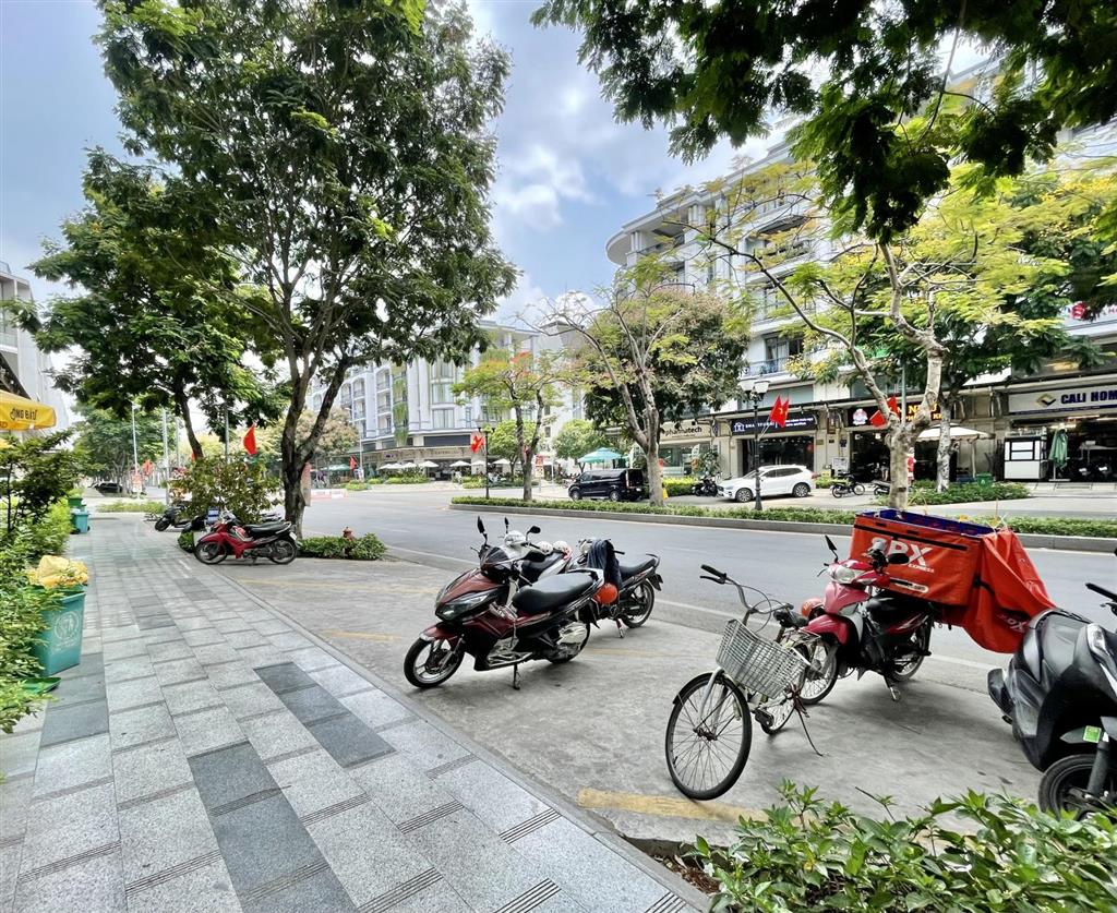 Tầng 2, 7x12m sàn shopee nguyễn thị nhung, ngăn 02 phòng, có máy lạnh, giá thuê 12 triệu