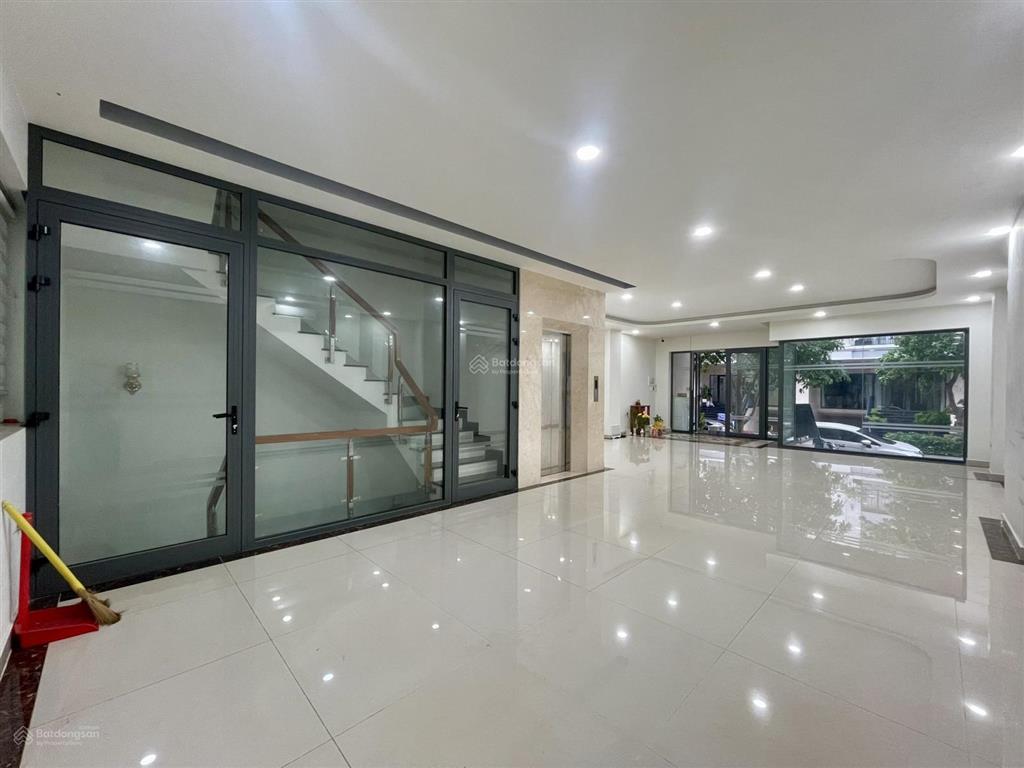 Trệt + lầu ngang 7m 180m2 có thang máy, máy lạnh, hầm để xe giá tốt chỉ 28 triệu