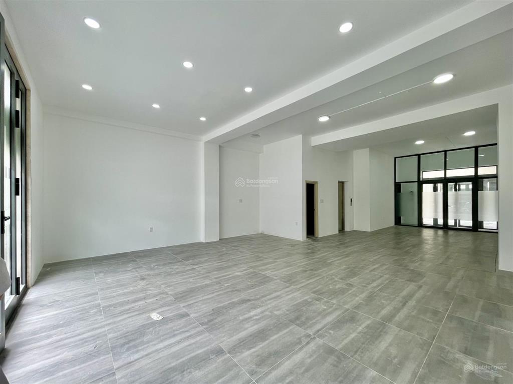 Tầng trệt 7x21m shophouse đường 41, có thang máy, lối đi riêng, hầm để xe, giờ giấc thoải mái