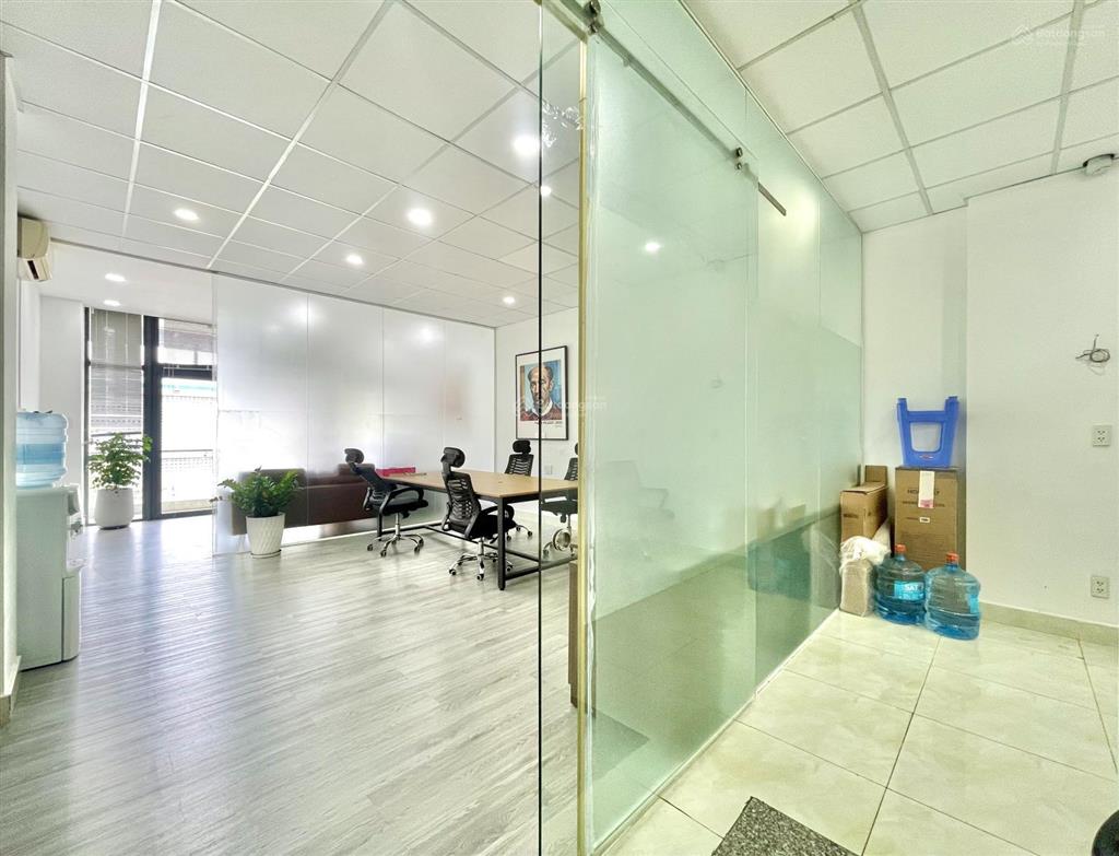Cho thuê văn phòng 5x12m sàn 50m2, có ban công, view trường học. giá chỉ 8 triệu/tháng